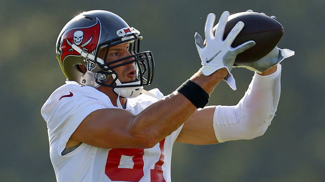 TAMPA, FLORIDA - AUGUST 13: Rob Gronkowski #87 of the Tampa Bay Buccaneers works out during training camp at AdventHealth Training Center on August 13, 2020 in Tampa, Florida.