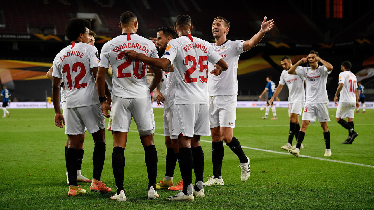 COLOGNE, GERMANY - AUGUST 21: Diego Carlos of Sevilla Celebrates 3-2 with Jules Kounde of Sevilla, Fernando of Sevilla, Luuk de Jong of Sevilla during the UEFA Europa League match between Internazionale v Sevilla at the Stadion Köln on August 21, 2020 in Cologne Germany