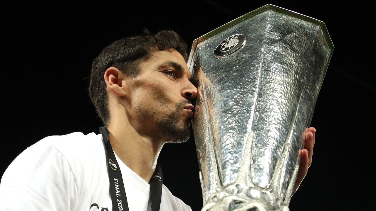 COLOGNE, GERMANY - AUGUST 21: Jesus Navas of Seville kisses the trophy following victory in the UEFA Europa League Final between Seville and FC Internazionale at RheinEnergieStadion on August 21, 2020 in Cologne, Germany.