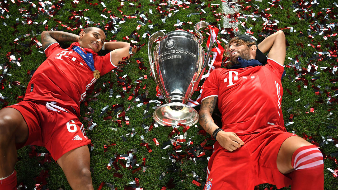 LISBON, PORTUGAL - AUGUST 23: Thiago Alcantara of FC Bayern Munich and Javi Martinez of FC Bayern Munich celebrate with the UEFA Champions League Trophy following their team's victory in the UEFA Champions League Final match between Paris Saint-Germain and Bayern Munich at Estadio do Sport Lisboa e Benfica on August 23, 2020 in Lisbon, Portugal.