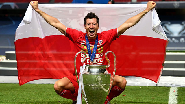 LISBON, PORTUGAL - AUGUST 23: Robert Lewandowski of FC Bayern Munich celebrates with the UEFA Champions League Trophy following his team's victory in the UEFA Champions League Final match between Paris Saint-Germain and Bayern Munich at Estadio do Sport Lisboa e Benfica on August 23, 2020 in Lisbon, Portugal.