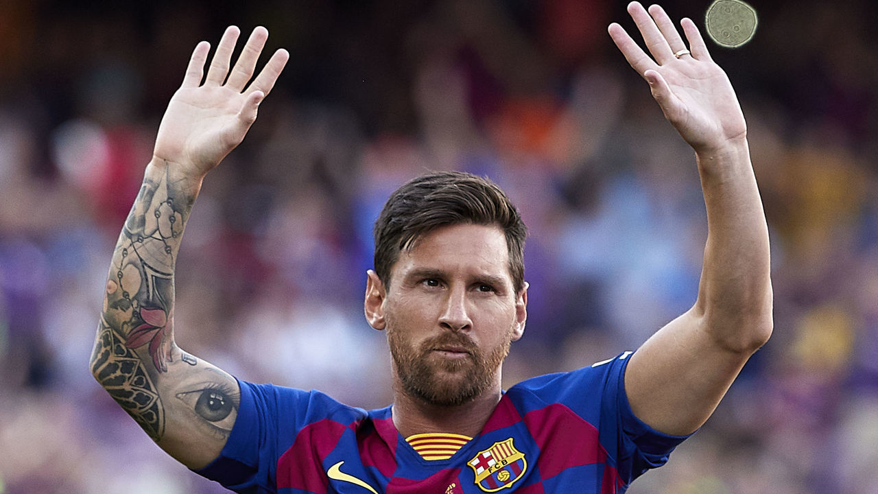 BARCELONA, SPAIN - AUGUST 04: Lionel Messi of FC Barcelona waves to the crowd prior to the Joan Gamper Trophy match between FC Barcelona and Arsenal at Nou Camp on August 04, 2019 in Barcelona, Spain.