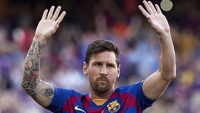 BARCELONA, SPAIN - AUGUST 04: Lionel Messi of FC Barcelona waves to the crowd prior to the Joan Gamper Trophy match between FC Barcelona and Arsenal at Nou Camp on August 04, 2019 in Barcelona, Spain.