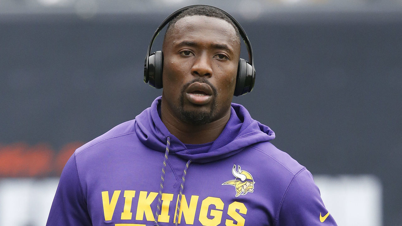 CHICAGO, ILLINOIS - SEPTEMBER 29: Mackensie Alexander #20 of the Minnesota Vikings warms up prior to a game against the Chicago Bears at Soldier Field on September 29, 2019 in Chicago, Illinois.