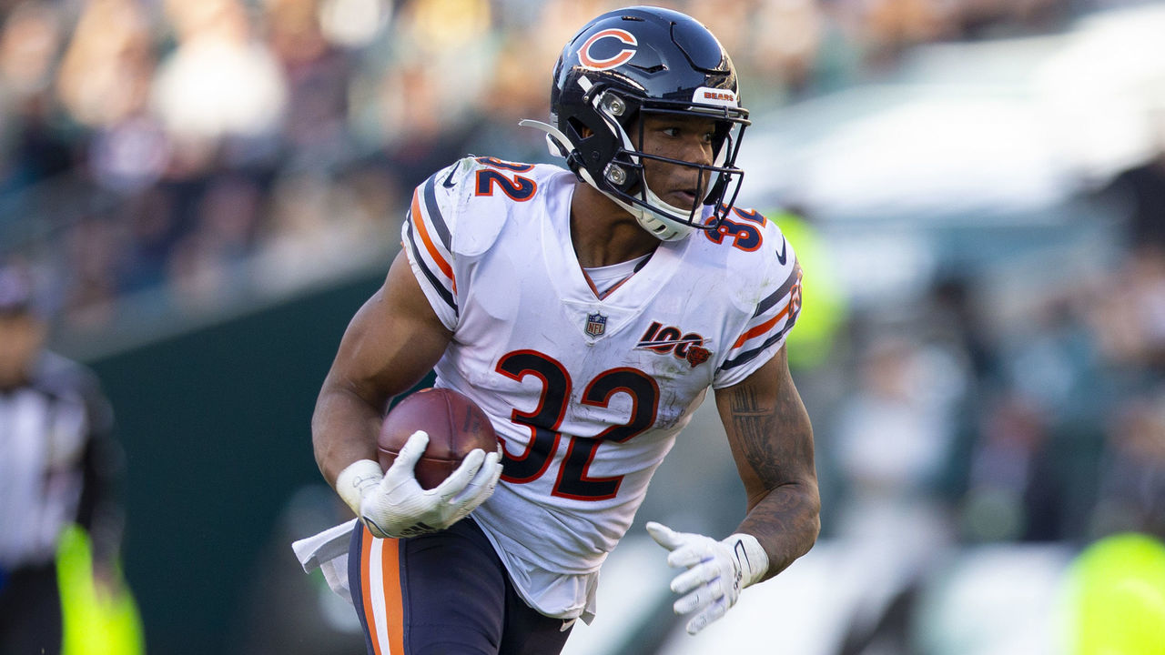 PHILADELPHIA, PA - NOVEMBER 03: David Montgomery #32 of the Chicago Bears runs the ball against the Philadelphia Eagles at Lincoln Financial Field on November 3, 2019 in Philadelphia, Pennsylvania.