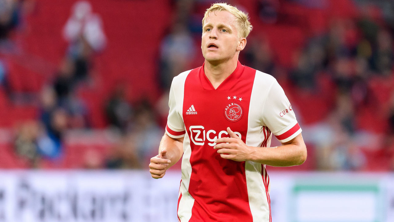 AMSTERDAM, NETHERLANDS - AUGUST 25: (BILD ZEITUNG OUT) Donny van de Beek of Ajax Amsterdam looks on during the pre-season friendly match between Ajax and Hertha BSC Berlin at Johan Cruijff Arena on August 25, 2020 in Amsterdam, Netherlands.