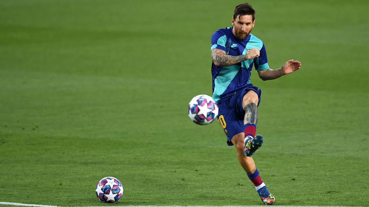 BARCELONA, SPAIN - AUGUST 08: Lionel Messi of Barcelona warms up ahead of the UEFA Champions League round of 16 second leg match between FC Barcelona and SSC Napoli at Camp Nou on August 08, 2020 in Barcelona, Spain.