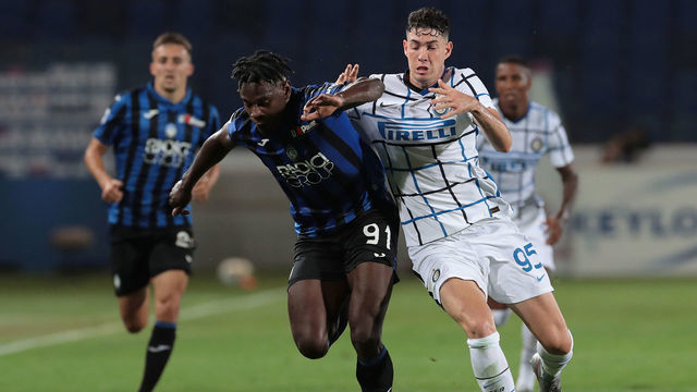 BERGAMO, ITALY - AUGUST 01: Duvan Zapata of Atalanta BC is challenged by Alessandro Bastoni of FC Internazionale during the Serie A match between Atalanta BC and FC Internazionale at Gewiss Stadium on August 1, 2020 in Bergamo, Italy.