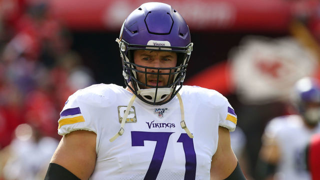 KANSAS CITY, MO - NOVEMBER 03: Minnesota Vikings offensive tackle Riley Reiff (71) before an NFL game between the Minnesota Vikings and Kansas City Chiefs on November 3, 2019 at Arrowhead Stadium in Kansas City, MO.