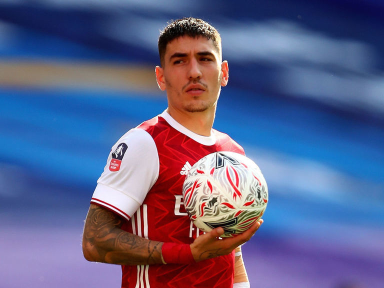 Bellerin appears at Louis Vuitton's Paris show - Football