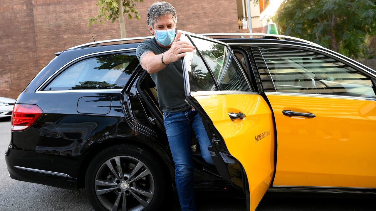TOPSHOT - Jorge Messi, father and agent of Lionel Messi arrives at his apartment in Barcelona on September 02, 2020. - Lionel Messi boycotted Barcelona's first pre-season training session on Monday, as the striker upped the stakes in his battle to leave this summer.