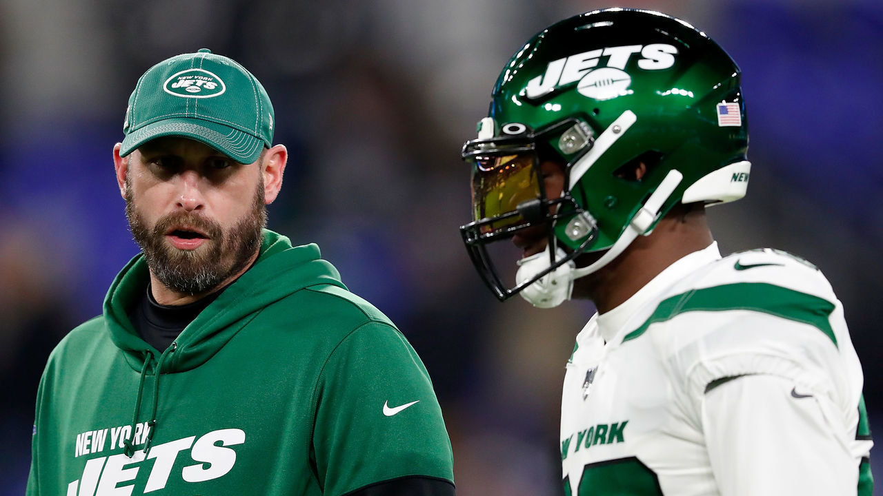 BALTIMORE, MARYLAND - DECEMBER 12: Head coach Adam Gase of the New York Jets and running back Le'Veon Bell #26 talk before the game against the Baltimore Ravens at M&T Bank Stadium on December 12, 2019 in Baltimore, Maryland.