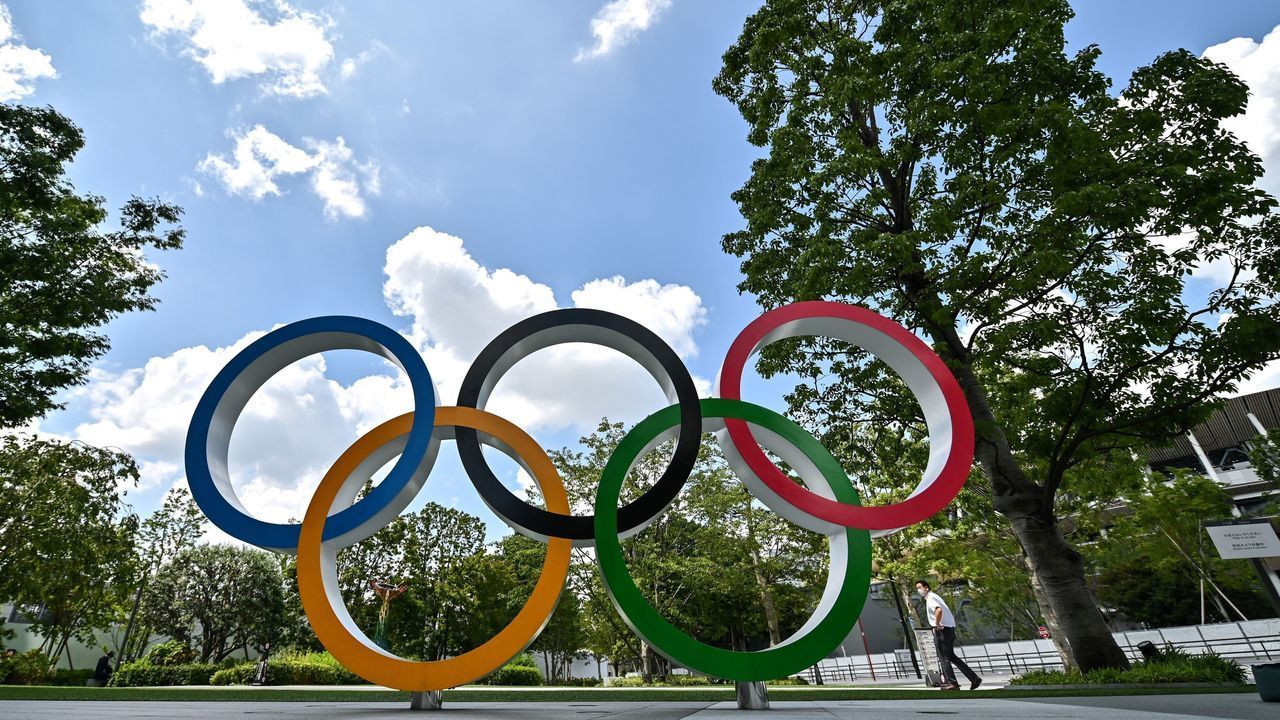 An Olympic Rings installation is seen in Tokyo on August 24, 2020. - Tokyo on August 24 marked exactly one year to the postponed 2020 Games taking place in 2021, with the COVID-19 coronavirus pandemic still raging worldwide.