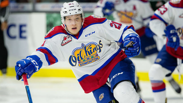 EVERETT, WA - OCTOBER 12: Edmonton Oil Kings forward Jake Neighbours (21) tracks the puck in the second period during a game between the Everett Silvertips and the Edmonton Oil Kings on October 12, 2018 at Angel of the Winds Arena in Everett, WA.