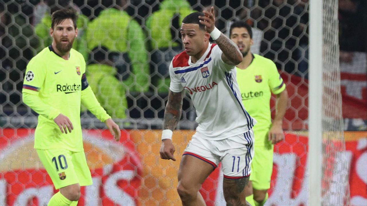 LYON, FRANCE - FEBRUARY 19: Memphis Depay of Olympique Lyonnais in action with Lionel Messi and Luis Suarez of Barcelona FC during the UEFA Champions League, Round of 16: First Leg match between Olympique Lyonnais and FC Barcelona at Groupama Stadium on February 19, 2019 in Lyon, France.