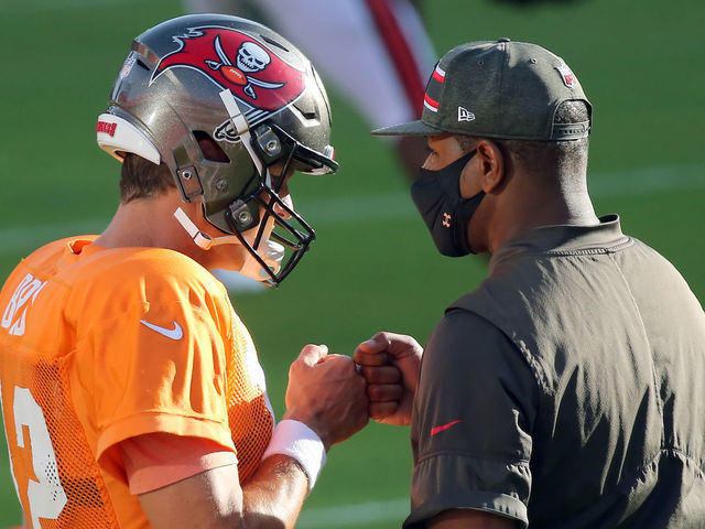 TAMPA, FL - AUG 28: The Buccaneers Tom Brady (12) talks with Offensive Coordinator Byron Leftwich during the Tampa Bay Buccaneers Training Camp on August 28, 2020 at the Raymond James Stadium in Tampa, Florida.