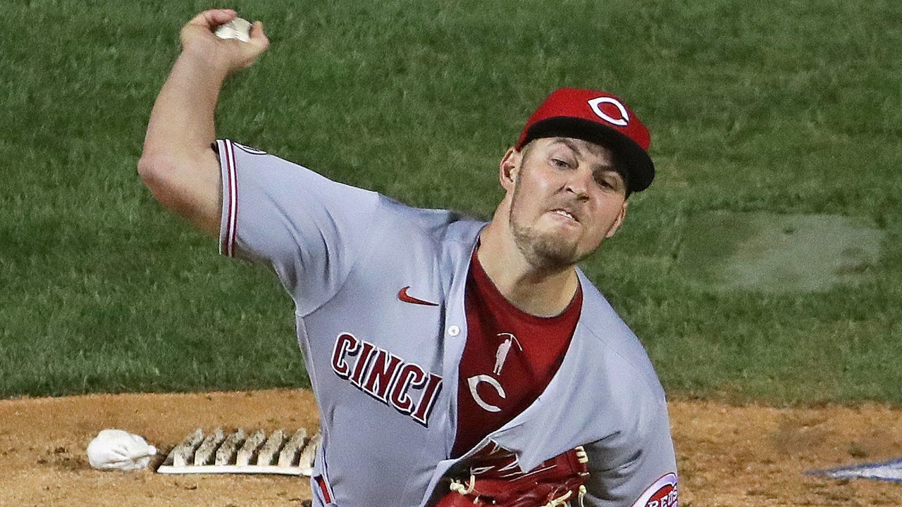 CHICAGO, ILLINOIS - SEPTEMBER 09: Starting pitcher Trevor Bauer #27 of the Cincinnati Reds delivers the ball against the Chicago Cubs at Wrigley Field on September 09, 2020 in Chicago, Illinois.