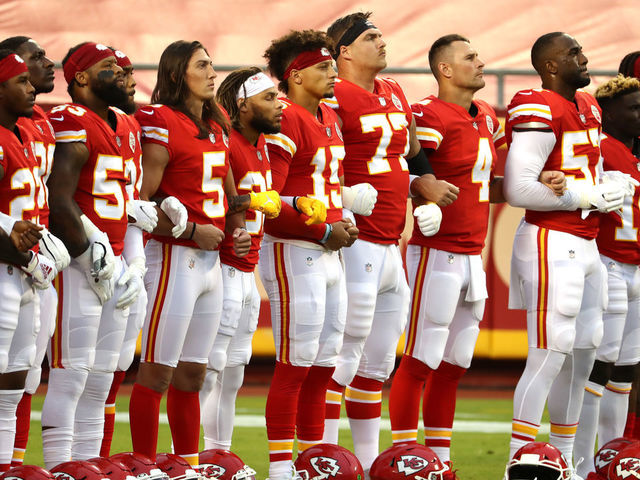 Texans walk off field ahead of anthems, Chiefs DE kneels | theScore.com