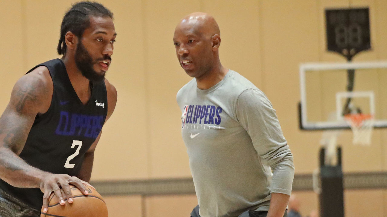 ORLANDO, FL - JULY 15: Kawhi Leonard #2 and Sam Cassell of the LA Clippers during practice as part of the NBA Restart 2020 on July 15, 2020 in Orlando, Florida. NOTE TO USER: User expressly acknowledges and agrees that, by downloading and/or using this photograph, user is consenting to the terms and conditions of the Getty Images License Agreement. Mandatory Copyright Notice: Copyright 2020 NBAE