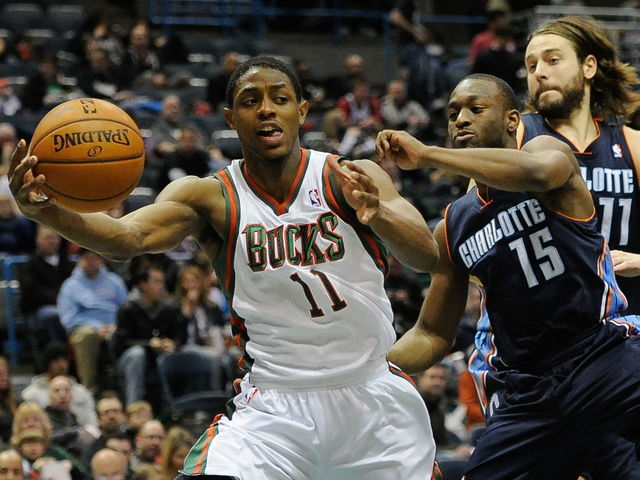 VIDEO: Bucks PG Brandon Knight slices through Raptors defense