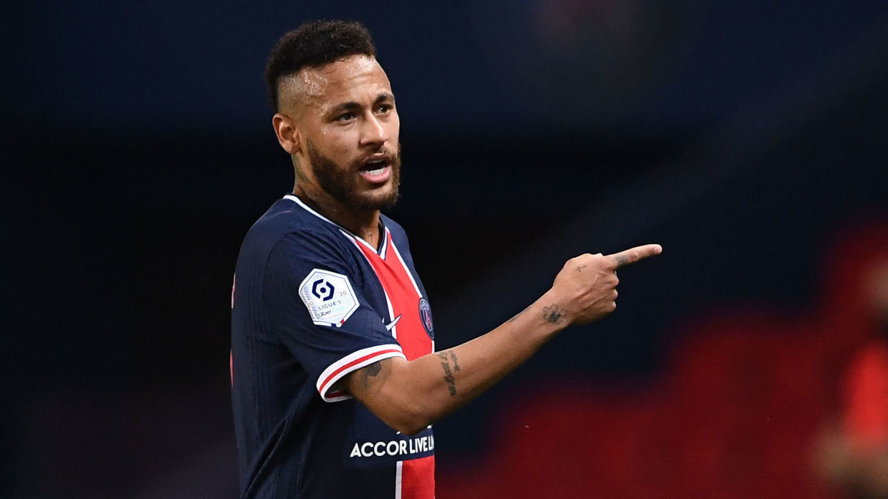 TOPSHOT - Paris Saint-Germain's Brazilian forward Neymar walks off the pitch after a red card during the French L1 football match between Paris Saint-Germain (PSG) and Marseille (OM) at the Parc de Princes stadium in Paris on September 13, 2020.