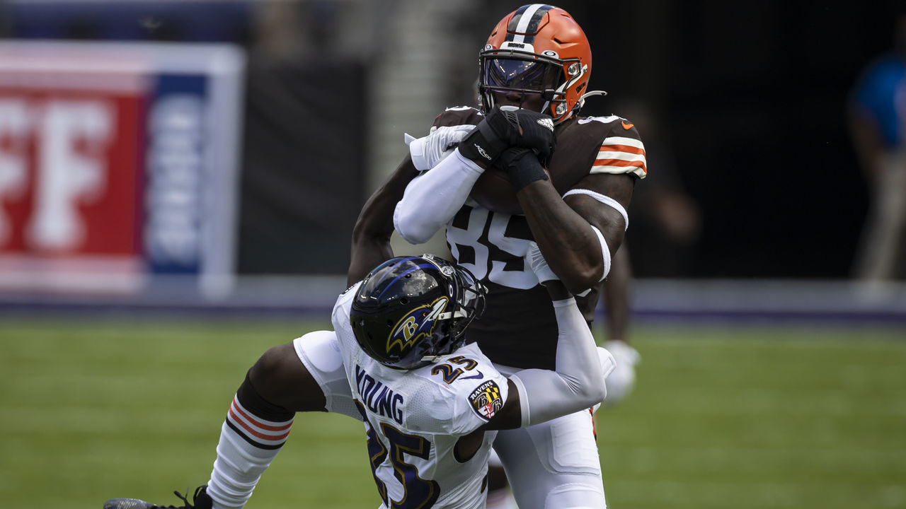 BALTIMORE, MD - SEPTEMBER 13: David Njoku #85 of the Cleveland Browns catches a pass against Tavon Young #25 of the Baltimore Ravens during the first half at M&T Bank Stadium on September 13, 2020 in Baltimore, Maryland.