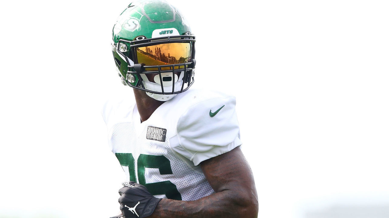FLORHAM PARK, NEW JERSEY - AUGUST 23: Le'Veon Bell #26 of the New York Jets runs drills at Atlantic Health Jets Training Center on August 23, 2020 in Florham Park, New Jersey.