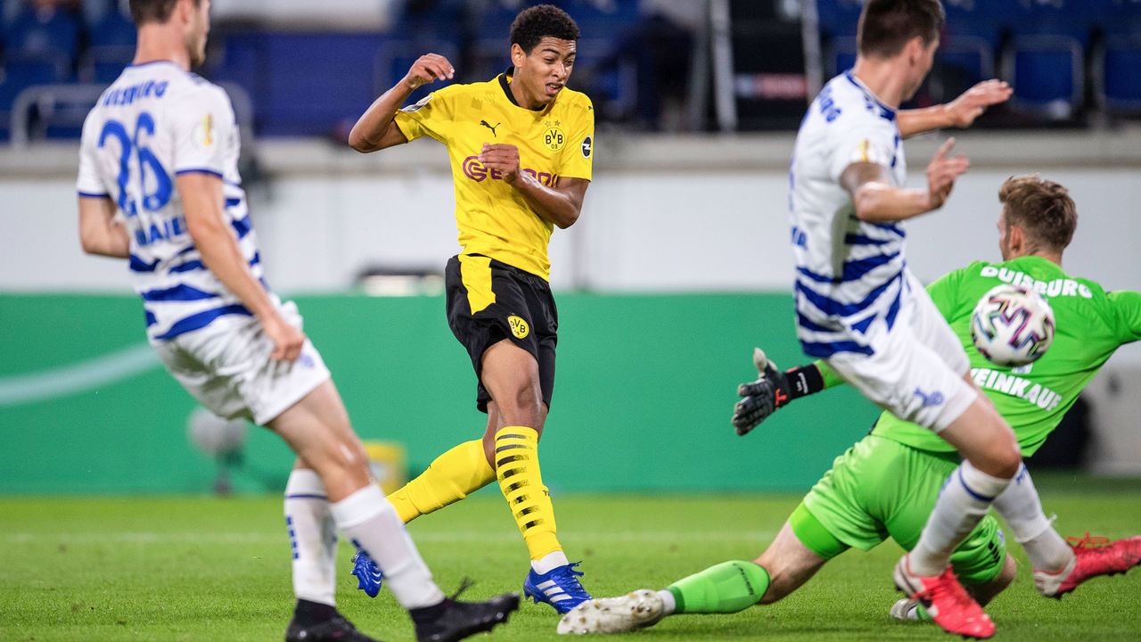 14 September 2020, North Rhine-Westphalia, Duisburg: Football: DFB Cup, MSV Duisburg - Borussia Dortmund, 1st round in the Schauinsland-Reisen-Arena. Dortmund's Jude Bellingham (2nd from left) scores against Duisburg's goalkeeper Leo Weinkauf (r) and Dominic Volkmer for a 2-0 win. Photo: Marius Becker/dpa - IMPORTANT NOTE: In accordance with the regulations of the DFL Deutsche Fußball Liga and the DFB Deutscher Fußball-Bund, it is prohibited to exploit or have exploited in the stadium and/or from the game taken photographs in the form of sequence images and/or video-like photo series.