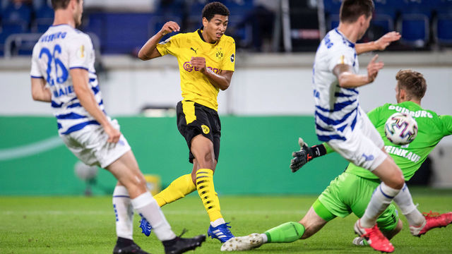 14 September 2020, North Rhine-Westphalia, Duisburg: Football: DFB Cup, MSV Duisburg - Borussia Dortmund, 1st round in the Schauinsland-Reisen-Arena. Dortmund's Jude Bellingham (2nd from left) scores against Duisburg's goalkeeper Leo Weinkauf (r) and Dominic Volkmer for a 2-0 win. Photo: Marius Becker/dpa - IMPORTANT NOTE: In accordance with the regulations of the DFL Deutsche Fußball Liga and the DFB Deutscher Fußball-Bund, it is prohibited to exploit or have exploited in the stadium and/or from the game taken photographs in the form of sequence images and/or video-like photo series.