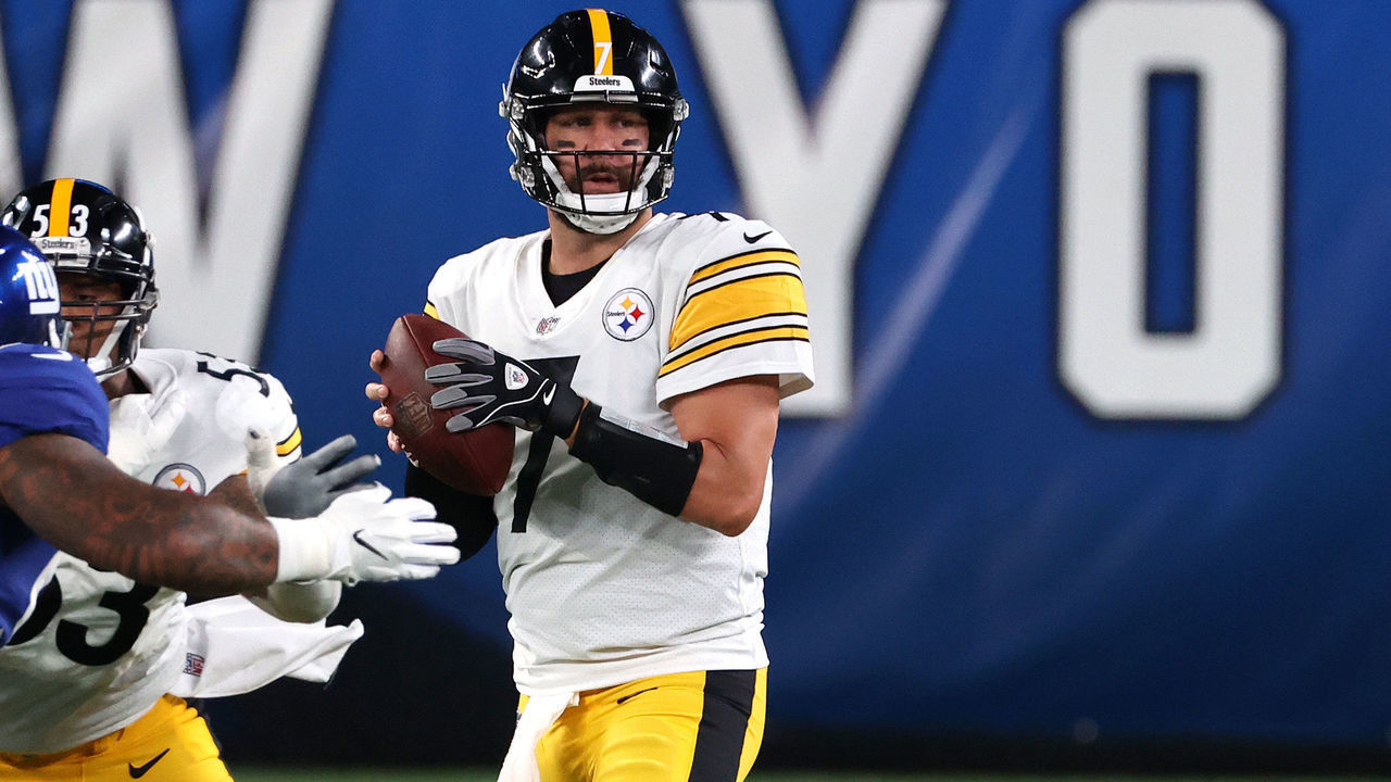 EAST RUTHERFORD, NEW JERSEY - SEPTEMBER 14: Ben Roethlisberger #7 of the Pittsburgh Steelers looks to throw a pass against the New York Giants during the second quarter in the game at MetLife Stadium on September 14, 2020 in East Rutherford, New Jersey.
