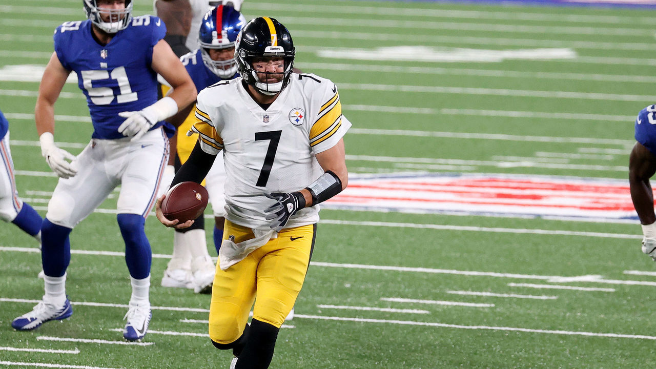 EAST RUTHERFORD, NEW JERSEY - SEPTEMBER 14: Ben Roethlisberger #7 of the Pittsburgh Steelers runs with the ball against the New York Giants during the second quarter in the game at MetLife Stadium on September 14, 2020 in East Rutherford, New Jersey.
