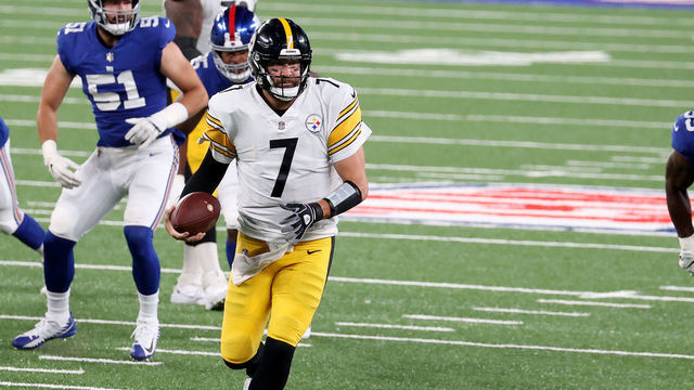 EAST RUTHERFORD, NEW JERSEY - SEPTEMBER 14: Ben Roethlisberger #7 of the Pittsburgh Steelers runs with the ball against the New York Giants during the second quarter in the game at MetLife Stadium on September 14, 2020 in East Rutherford, New Jersey.