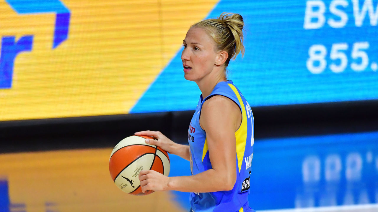 PALMETTO, FLORIDA - SEPTEMBER 11: Courtney Vandersloot #22 of the Chicago Sky dribbles during the second half of a game against the Dallas Wings at Feld Entertainment Center on September 11, 2020 in Palmetto, Florida.