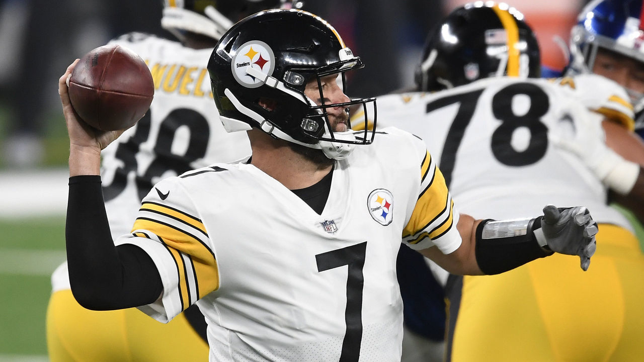 EAST RUTHERFORD, NEW JERSEY - SEPTEMBER 14: Ben Roethlisberger #7 of the Pittsburgh Steelers looks to pass during the first half against the New York Giants at MetLife Stadium on September 14, 2020 in East Rutherford, New Jersey.