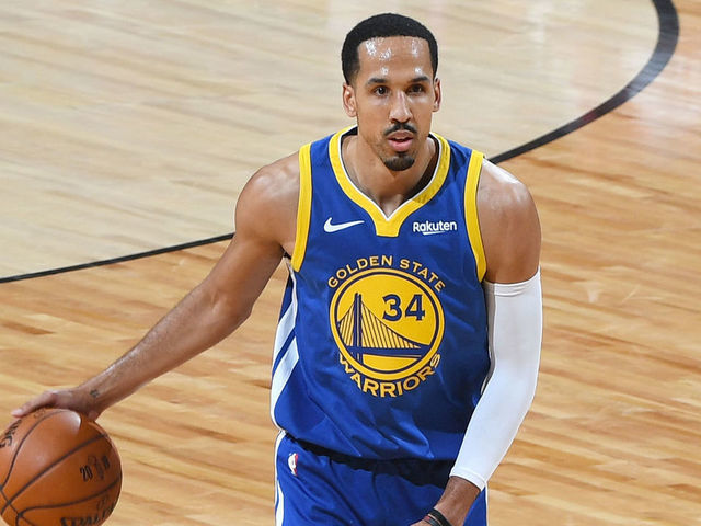 TORONTO, CANADA - JUNE 10: Shaun Livingston #34 of the Golden State Warriors dribbles the ball during the game against Kawhi Leonard #2 of the Toronto Raptors during Game Five of the NBA Finals on June 10, 2019 at Scotiabank Arena in Toronto, Ontario, Canada. NOTE TO USER: User expressly acknowledges and agrees that, by downloading and/or using this photograph, user is consenting to the terms and conditions of the Getty Images License Agreement. Mandatory Copyright Notice: Copyright 2019 NBAE