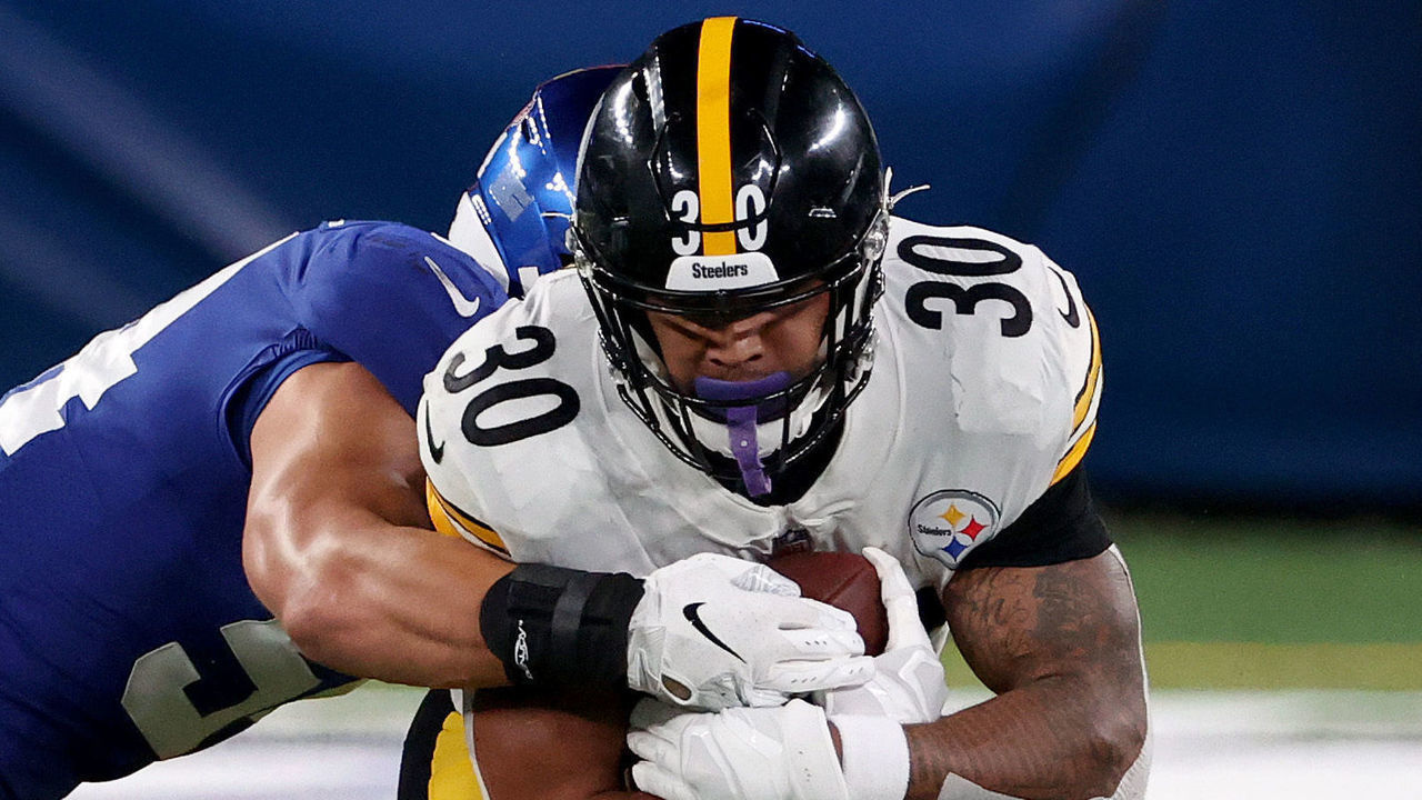 EAST RUTHERFORD, NEW JERSEY - SEPTEMBER 14: James Conner #30 of the Pittsburgh Steelers runs the ball against Blake Martinez #54 of the New York Giants during the second quarter in the game at MetLife Stadium on September 14, 2020 in East Rutherford, New Jersey.