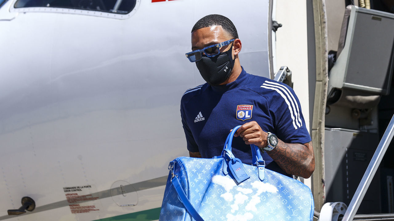 LISBON, PORTUGAL - AUGUST 13: Olympique Lyonnais forward Memphis Depay arrives in Lisbon with the Olympique Lyonnais team for the Champions League ate Humberto Delgado Airport on August 13, 2020 in Lisbon, Portugal.