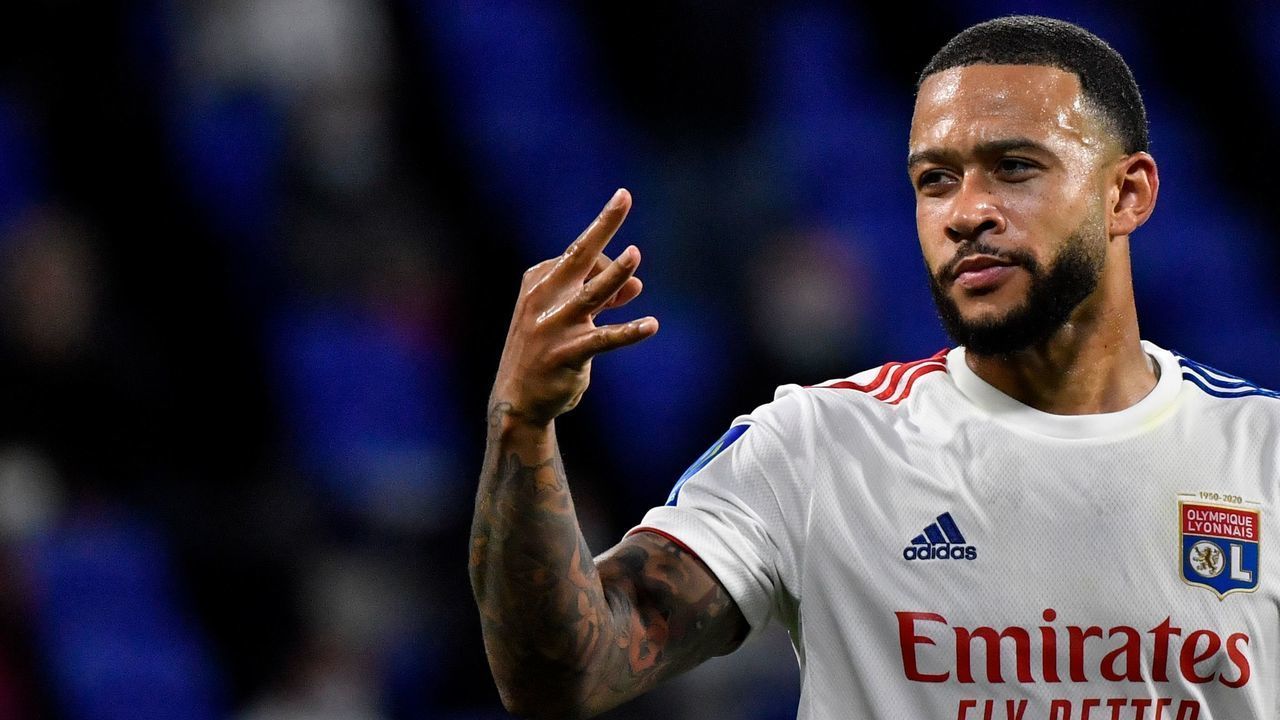 TOPSHOT - Lyon's Dutch forward Memphis Depay celebrates after scoring a goal during the French L1 footall match between Olympique Lyonnais (OL) and Dijon FC on August 28, 2020, at the Groupama Stadium in Decines-Charpieu, near Lyon, central-eastern France.