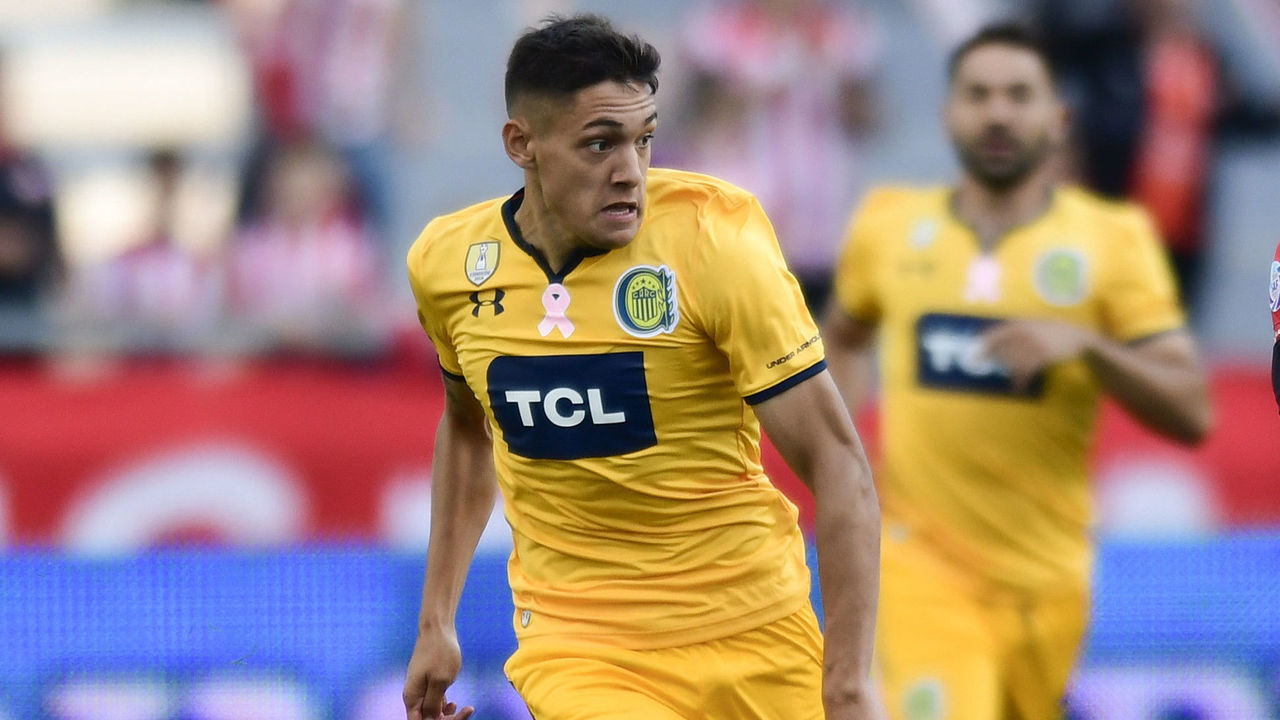 LA PLATA, ARGENTINA - OCTOBER 29: Nahuel Molina (L) of Rosario Central fights for the ball with Edwar Lopez (R) of Estudiantes during a match between Estudiantes and Rosario Central as part of Superliga Argentina 2019/20 at Estadio Ciudad de La Plata on October 29, 2019 in La Plata, Argentina.