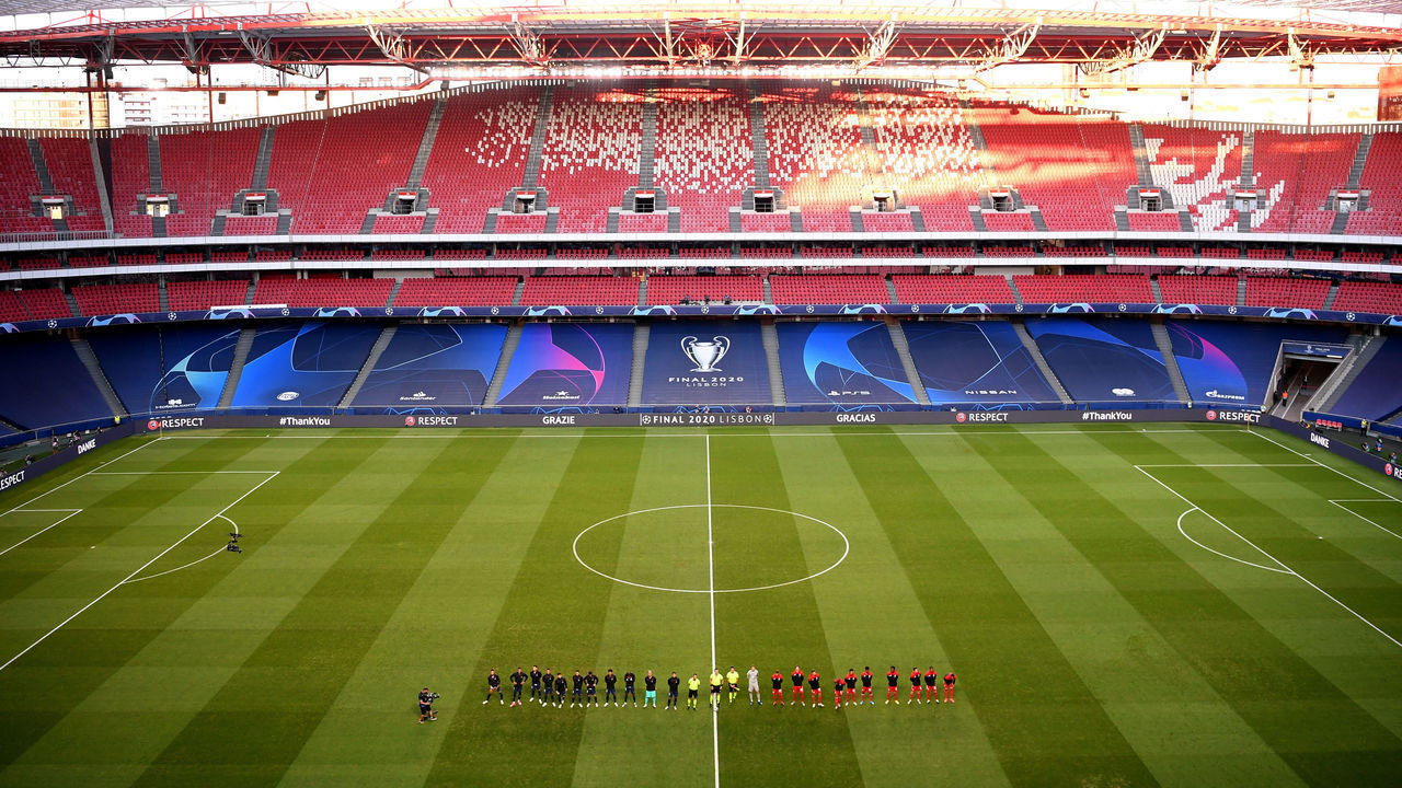 LISBON, PORTUGAL - AUGUST 23: General view inside the stadium as the Paris Saint-Germain and FC Bayern Munich players line up prior to the UEFA Champions League Final match between Paris Saint-Germain and Bayern Munich at Estadio do Sport Lisboa e Benfica on August 23, 2020 in Lisbon, Portugal.
