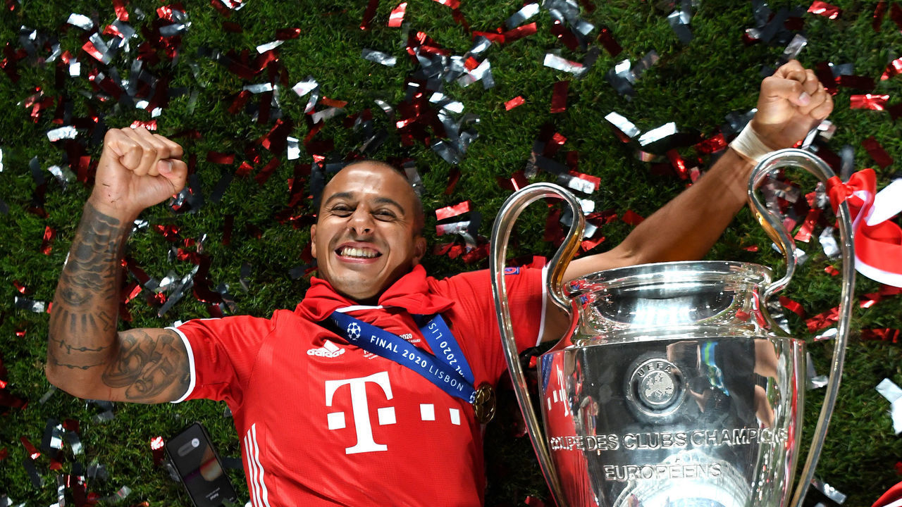 LISBON, PORTUGAL - AUGUST 23: Thiago Alcantara of FC Bayern Munich celebrates with the UEFA Champions League Trophy following his team's victory in the UEFA Champions League Final match between Paris Saint-Germain and Bayern Munich at Estadio do Sport Lisboa e Benfica on August 23, 2020 in Lisbon, Portugal.