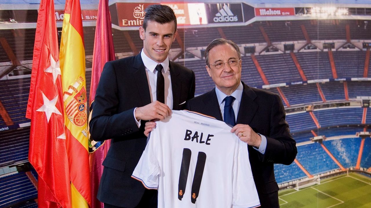 Gareth Bale (L) holds up his new Real Madrid shirt with Real President Florentino Perez during his official unveiling at estadio Santiago Bernabeu on September 2, 2013 in Madrid, Spain. Photo: Oscar Gonzalez/NurPhoto