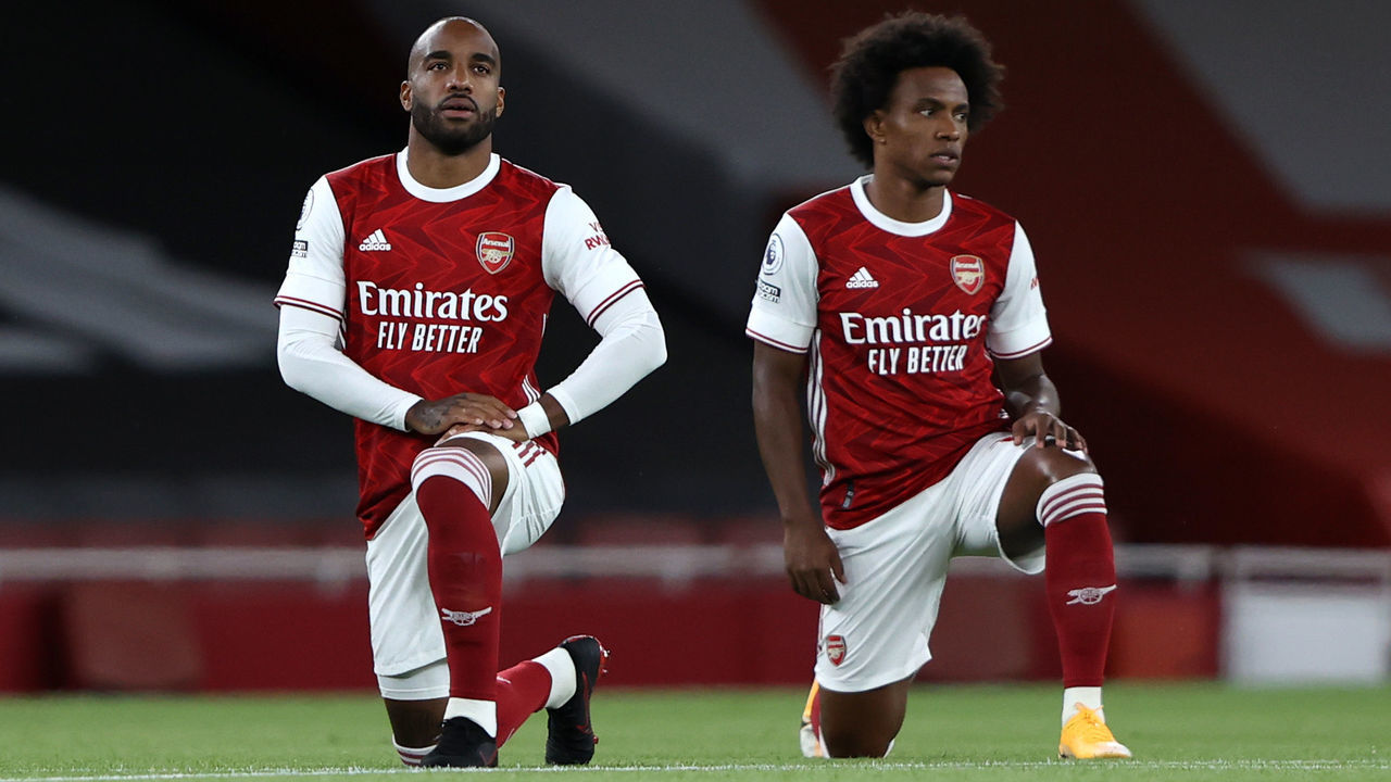 LONDON, ENGLAND - SEPTEMBER 19: Alexandre Lacazette and Willian of Arsenal take the knee in support of the Black Lives Matter movement prior to the Premier League match between Arsenal and West Ham United at Emirates Stadium on September 19, 2020 in London, England.