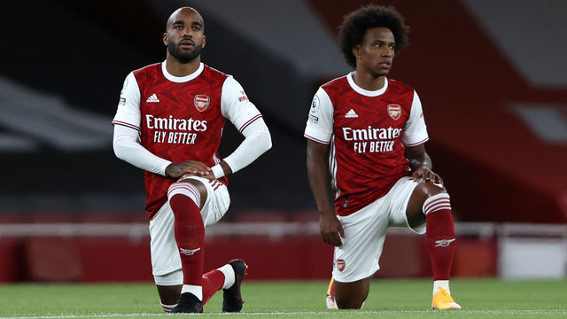 LONDON, ENGLAND - SEPTEMBER 19: Alexandre Lacazette and Willian of Arsenal take the knee in support of the Black Lives Matter movement prior to the Premier League match between Arsenal and West Ham United at Emirates Stadium on September 19, 2020 in London, England.