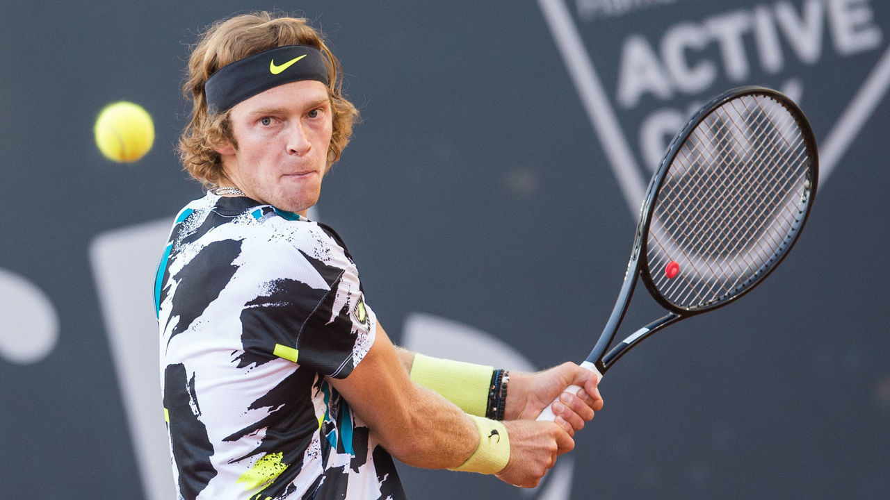 21 September 2020, Hamburg: Tennis ATP Tour - German Open, singles, men, 1st round in the stadium at Rothenbaum. Andrey Rublev from Russia plays a backhand against Sandgren (USA). Photo: Daniel Bockwoldt/dpa