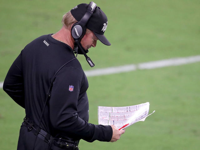 What cap was Jon Gruden wearing at the start of the game with LA?