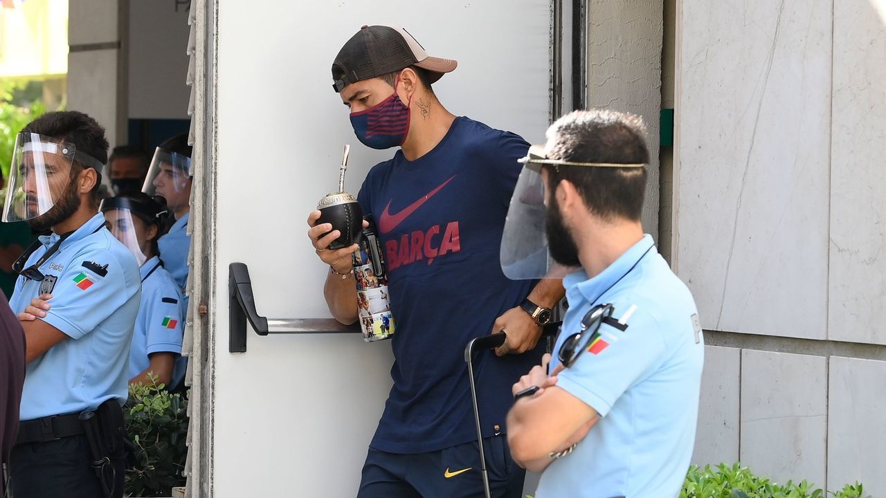 Barcelona's Uruguayan forward Luis Suarez leaves the team hotel in Lisbon on August 15, 2020 as players return home after their defeat to Bayern Munich in the UEFA Champions League quarter-finals. - A merciless Bayern Munich inflicted a humiliating, record defeat on Barcelona, recording a scarcely believable 8-2 victory in their Champions League quarter-final in Lisbon.