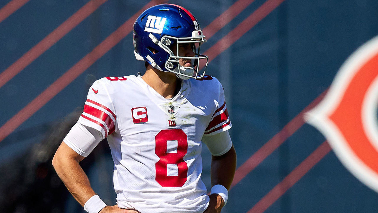 CHICAGO, IL - SEPTEMBER 20: New York Giants quarterback Daniel Jones (8) looks on in action during a game between the Chicago Bears and the New York Giants on September 20, 2020 at Soldier Field in Chicago, IL.