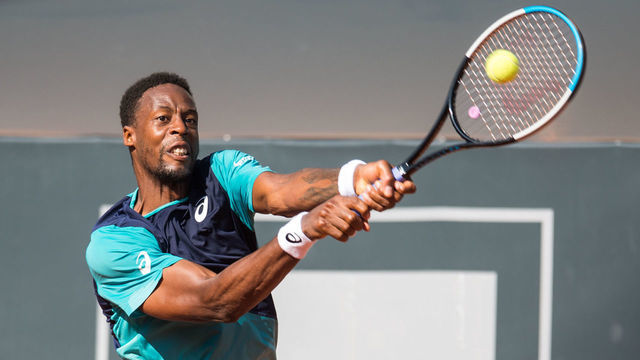 21 September 2020, Hamburg: Tennis ATP Tour - German Open, singles, men, 1st round in the stadium at Rothenbaum. Hanfmann (Germany) - Monfils (France). Gael Monfils in action. Photo: Daniel Bockwoldt/dpa