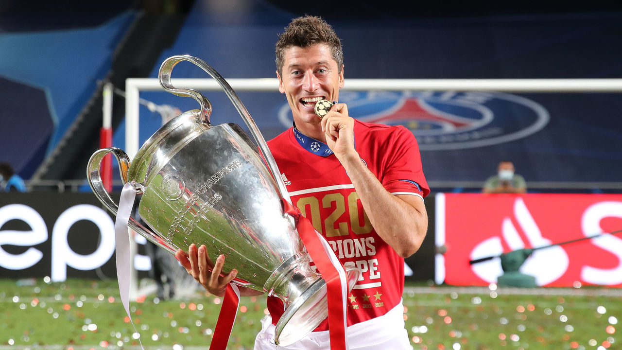 LISBON, PORTUGAL - AUGUST 23: Robert Lewandowski of FC Bayern Muenchen celebrates with the UEFA Champions League Trophy following his team's victory in the UEFA Champions League Final match between Paris Saint-Germain and Bayern Munich at Estadio do Sport Lisboa e Benfica on August 23, 2020 in Lisbon, Portugal.